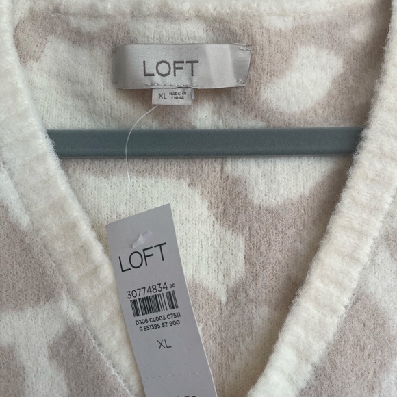LOFT NWT Light Pink and Cream Super Cozy Giraffe Print Sweater - Picture 3 of 3